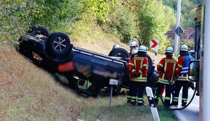 Bei einem schweren Verkehrsunfall am Freitagabend auf der L562 bei Dietlingen kam ein Nissan Pickup aus unbekannter Ursache von der Fahrbahn ab. Bei einem schweren Verkehrsunfall am Freitagabend auf der L562 bei Dietlingen kam ein Nissan Pickup aus unbekannter Ursache von der Fahrbahn ab.
