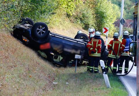 Bei einem schweren Verkehrsunfall am Freitagabend auf der L562 bei Dietlingen kam ein Nissan Pickup aus unbekannter Ursache von der Fahrbahn ab.