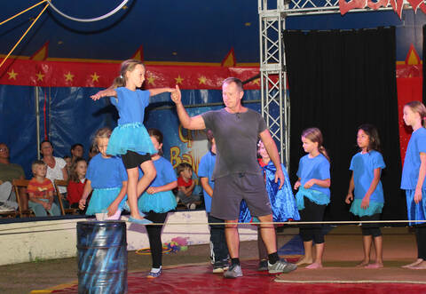 60 Kinder aus Mühlacker und Umgebung zeigen am Freitag beim Zirkus Ballessa in Mühlacker, was sie in einer Woche gelernt haben.