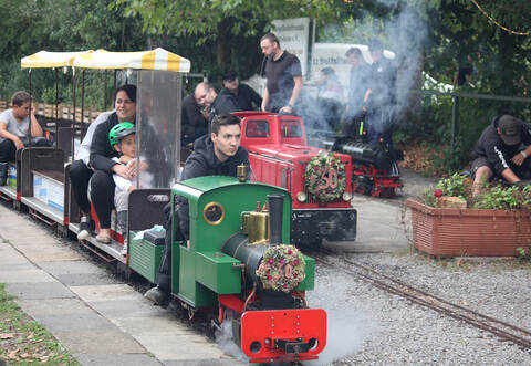 Im Einsatz waren die selbstgebauten Loks der Dampfbahnfreunde Ötisheim.