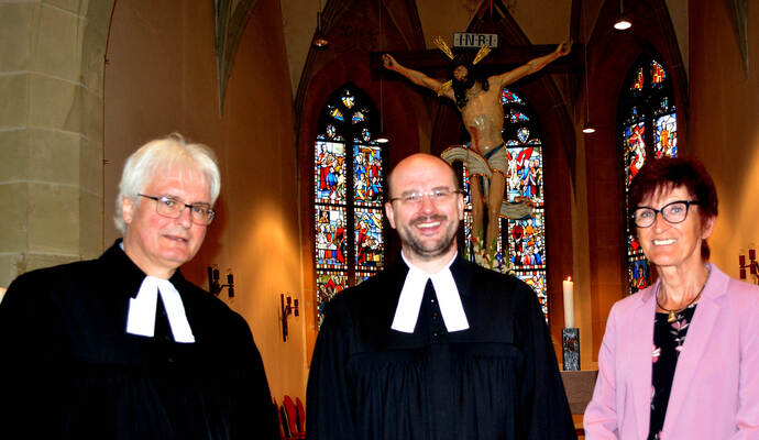 Schuldekan Andreas Hinz, Pfarrer Tobias Wacker und Christine Schopf, Vorsitzende des Illinger Kirchengemeinderates. Schuldekan Andreas Hinz, Pfarrer Tobias Wacker und Christine Schopf, Vorsitzende des Illinger Kirchengemeinderates.