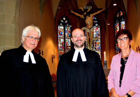 Schuldekan Andreas Hinz, Pfarrer Tobias Wacker und Christine Schopf, Vorsitzende des Illinger Kirchengemeinderates.