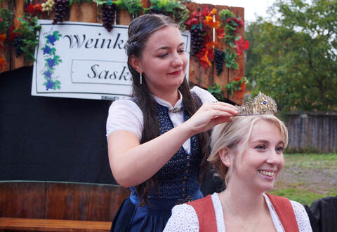 Krönung: Die bisherige Weinkönigin Nadine Schmid setzt ihrer Nachfolgerin Saskia Drapa die Krone auf.