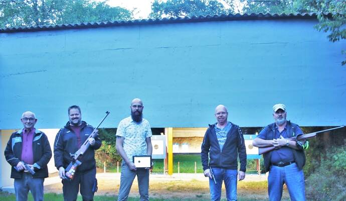 Über die neuen Möglichkeiten freuen sich die Remchinger Schützen Ernst Haag (von links), Markus Gommel, Vorsitzender Adrian Bittighofer, Dirk Bittighofer und Uwe Schmidt inmitten ihrer neuen Kleinkaliber-Anlage.