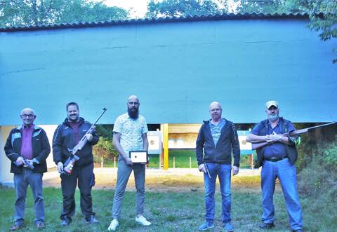 Über die neuen Möglichkeiten freuen sich die Remchinger Schützen Ernst Haag (von links), Markus Gommel, Vorsitzender Adrian Bittighofer, Dirk Bittighofer und Uwe Schmidt inmitten ihrer neuen Kleinkaliber-Anlage.
