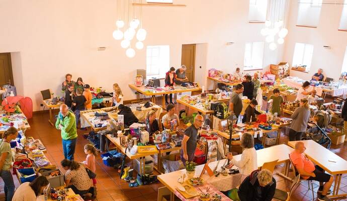 In die Alte Kelter umgezogen ist der Mönsheimer Flohmarkt wegen des unsicheren Wetters. Friopics Rund 20 Aussteller bieten in der Alten Kelter allerlei Gebrauchsgegenstände von Haushaltswaren über Kleidung bis hin zu Spielsac