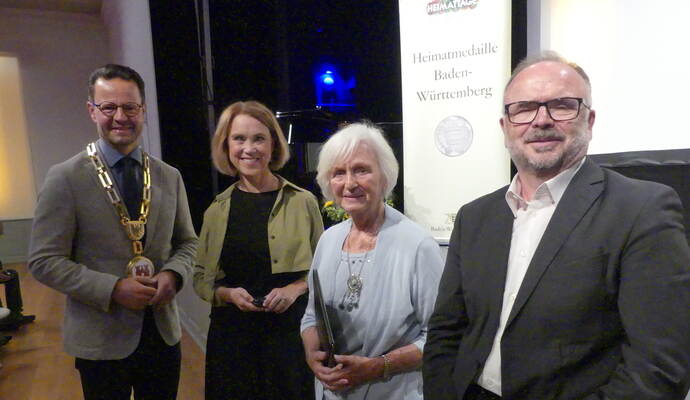 Hildegard Ried (Mitte) erhielt die Heimatmedaille Baden-Württemberg. Von links: Offenburgs Oberbürgermeister Marco Steffens, Staatssekretärin Petra Olschowski, und Karlheinz Geppert. Hildegard Ried (Mitte) erhielt die Heimatmedaille Baden-Württemberg. Von links: Offenburgs Oberbürgermeister Marco Steffens, Staatssekretärin Petra Olschowski, und Karlheinz Geppert.