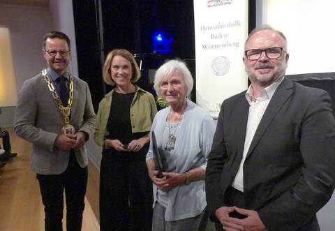 Hildegard Ried (Mitte) erhielt die Heimatmedaille Baden-Württemberg. Von links: Offenburgs Oberbürgermeister Marco Steffens, Staatssekretärin Petra Olschowski, und Karlheinz Geppert.