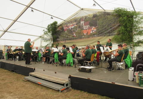 Der Musikverein „Frohsinn“ Wöschbach unter Dirigent Urban Pfaff heizte die Stimmung kräftig an.