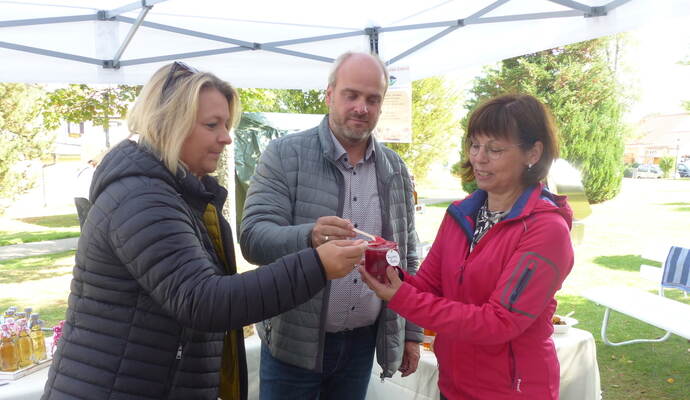 Ein ganz neuer Geschmack: Bürgermeister Matthias Leyn und Ehefrau Anja probierten das "Rosengsälz" von Andrea Kolb-Biester (rechts). Ein ganz neuer Geschmack: Bürgermeister Matthias Leyn und Ehefrau Anja probierten das "Rosengsälz" von Andrea Kolb-Biester (rechts).