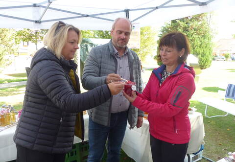Ein ganz neuer Geschmack: Bürgermeister Matthias Leyn und Ehefrau Anja probierten das "Rosengsälz" von Andrea Kolb-Biester (rechts).