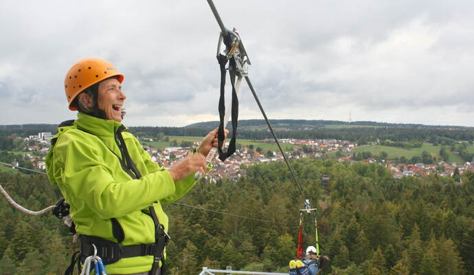 Trotz durchwachsenem Wetter war die Laune bei Daniela Seiler (links) und den Gästen auf dem Schömberger Aussichtsturm gut. Trotz durchwachsenem Wetter war die Laune bei Daniela Seiler (links) und den Gästen auf dem Schömberger Aussichtsturm gut.