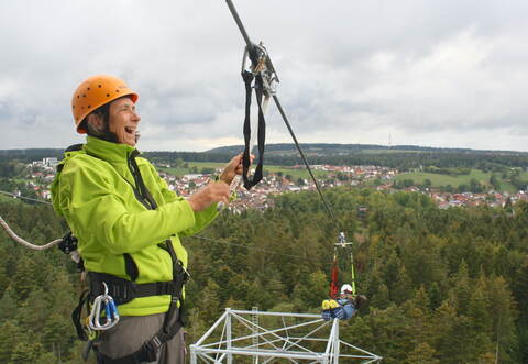 Trotz durchwachsenem Wetter war die Laune bei Daniela Seiler (links) und den Gästen auf dem Schömberger Aussichtsturm gut.