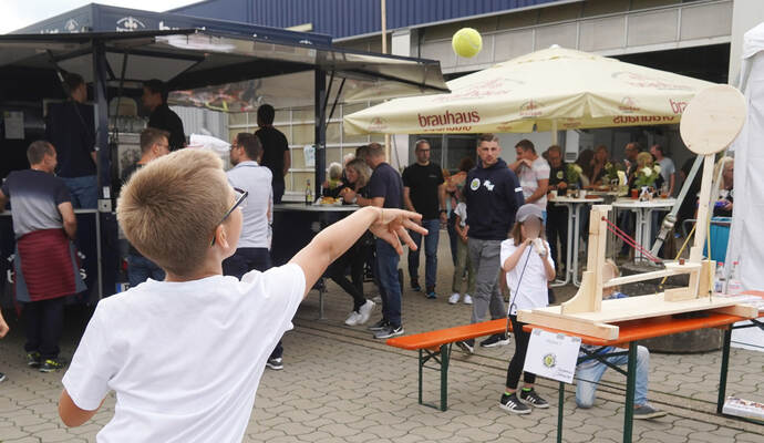 Auf Treffsicherheit kommt es an: Am Sonntag konnten die Kinder sich an verschiedenen Spielstationen versuchen.