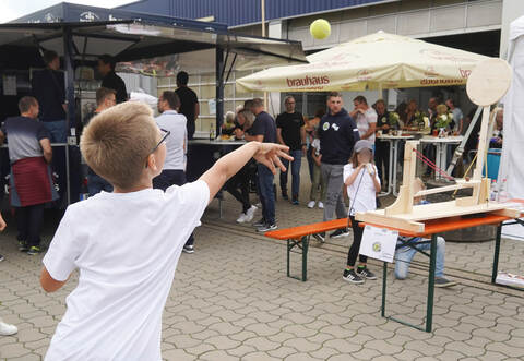 Auf Treffsicherheit kommt es an: Am Sonntag konnten die Kinder sich an verschiedenen Spielstationen versuchen.