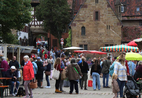 Rund 15 000 Menschen besuchen am Wochenende den Maulbronner Kräuter- und Erntemarkt.