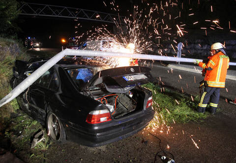 Die Feuerwehr musste den Mast zerlegen.
