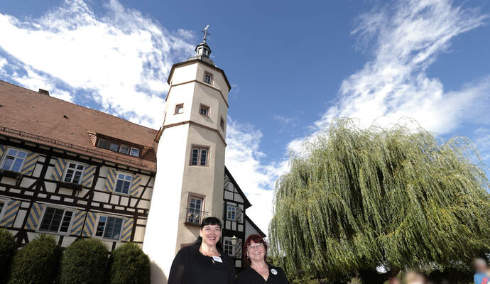 Martina Fritz, Leiterin der sozialpädagogischen Einrichtung Niefernburg (rechts) und ihre Stellvertreterin Carina Eisele-Gantert freuen sich über viele Besucher bei der kleinen Version des Burgfestes.