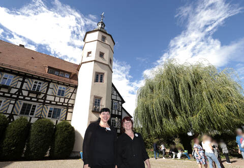 Martina Fritz, Leiterin der sozialpädagogischen Einrichtung Niefernburg (rechts) und ihre Stellvertreterin Carina Eisele-Gantert freuen sich über viele Besucher bei der kleinen Version des Burgfestes.