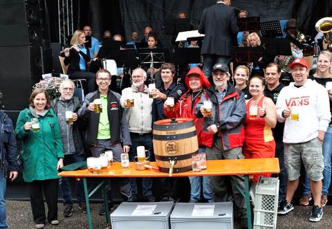 Vertreter der Vereine und Organisatoren des Dorffests um Bürgermeister Martin Steiner (von links) und Landrat-Stellvertreterin Hilde Neidhardt.