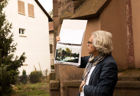 Bei der Führung zur Altstadtkirche in Pforzheim sorgt Stadthistoriker Olaf Schulze für aufschlussreiche Informationen.