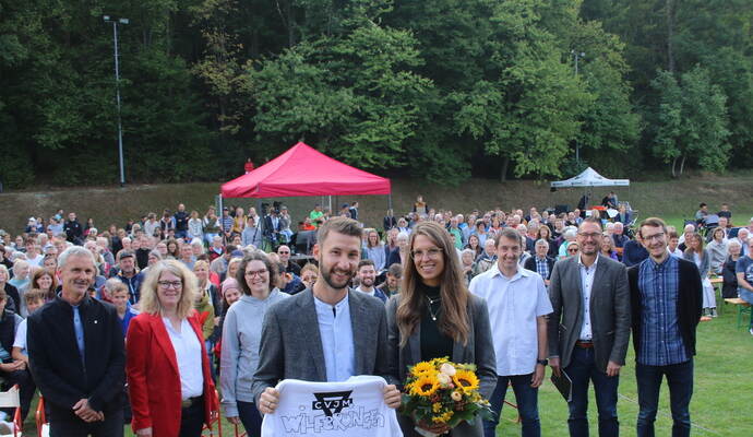 Den neuen Jugendreferenten Manuel Härer und seine Frau Helen (vorne) begrüßen beim Plätzlefest Pfarrer Friedemann Zitt (hinten von links), die CVJM-Vorsitzenden Katrin Bauer, Lisa Schäfer und Christoph Gassner sowie vom CVJM-Landesverband Matthias Kerschbaum und Jan Schickle. Foto: Zachmann