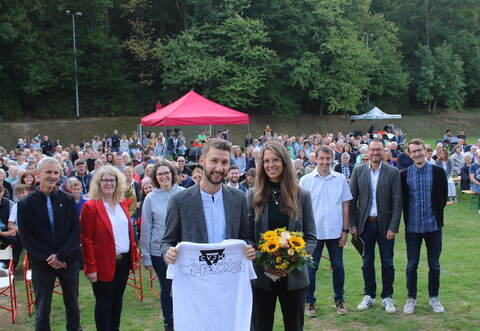 Den neuen Jugendreferenten Manuel Härer und seine Frau Helen (vorne) begrüßen beim Plätzlefest Pfarrer Friedemann Zitt (hinten von links), die CVJM-Vorsitzenden Katrin Bauer, Lisa Schäfer und Christoph Gassner sowie vom CVJM-Landesverband Matthias Kerschbaum und Jan Schickle. Foto: Zachmann
