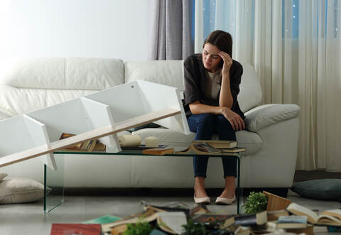 Der Täter hatte zunächst die Wohnung der Frau durchwühlt und diese dann attackiert.
