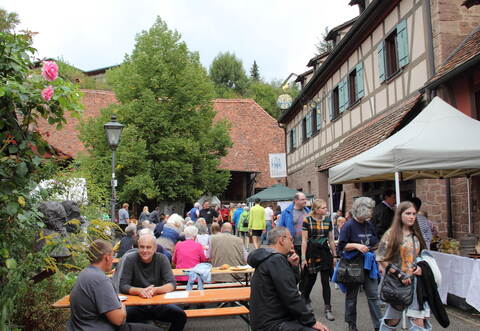 Ein gemütlicher Hock im Schafhofareal des Geschichts- und Heimatvereins Maulbronn mit allerlei Leckerbissen.
