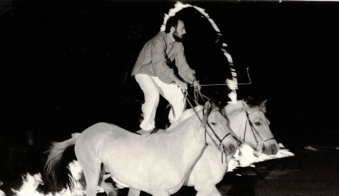 Frank Herr beim Feuerspringen beim großen Reittag anlässlich des 25-jährigen Jubiläums 1997. Foto: Weber (Archiv) Frank Herr beim Feuerspringen beim großen Reittag anlässlich des 25-jährigen Jubiläums 1997. Foto: Weber (Archiv)