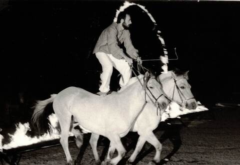 Frank Herr beim Feuerspringen beim großen Reittag anlässlich des 25-jährigen Jubiläums 1997. Foto: Weber (Archiv)