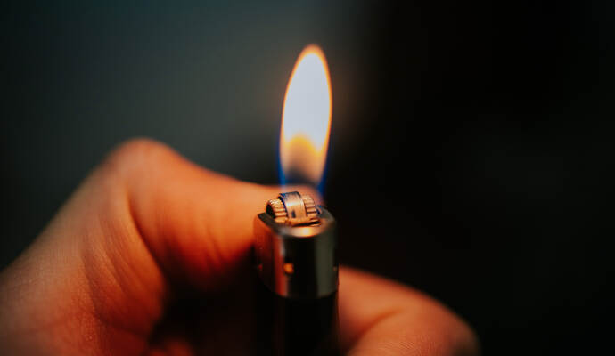 Die Kriminalpolizei sucht wegen eines Verdachts auf versuchte schwere Brandstiftung nach Zeugen. Lighter in the persons hand