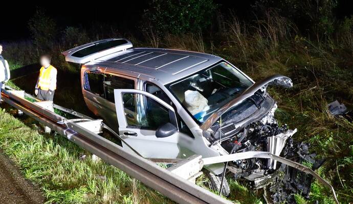 Komplett zerstört wurde in der Nacht auf Donnerstag ein Kleinbus bei einem Unfall auf der A8.