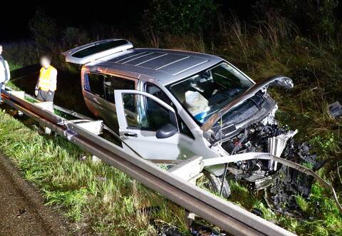 Komplett zerstört wurde in der Nacht auf Donnerstag ein Kleinbus bei einem Unfall auf der A8.