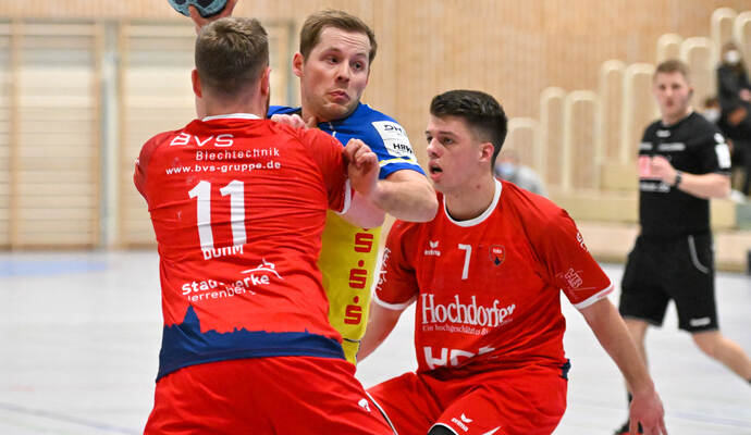 Ab durch die Mitte: Timo Bäuerlein (am Ball) peilt mit dem HCN den ersten Heimsieg an. Ab durch die Mitte: Timo Bäuerlein (am Ball) peilt mit dem HCN den ersten Heimsieg an.