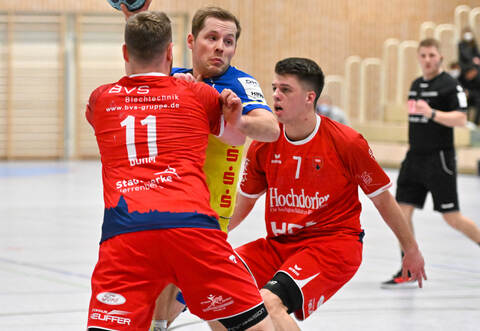 Ab durch die Mitte: Timo Bäuerlein (am Ball) peilt mit dem HCN den ersten Heimsieg an.