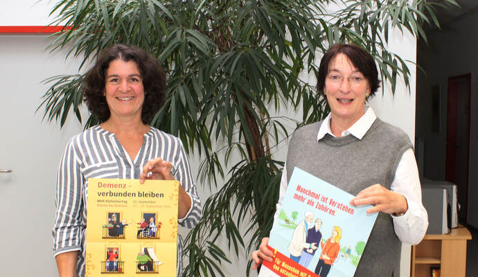 Auf die Veranstaltungen zur Woche der Demenz weisen die Leiterin des Consilio Mühlacker, Karin Watzal (rechts) und Sylke Kopp hin.