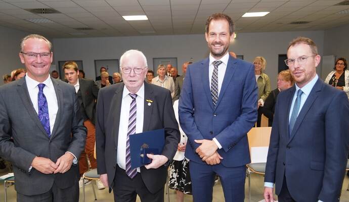 Als Helmut Spiegel (Zweiter von links) das Bundesverdienstkreuz erhält, gratulieren ihm nicht nur CDU-Bundestagsabgeordneter Gunther Krichbaum, Landrat Bastian Rosenau und Bürgermeister Helge Viehweg (von links), sondern auch zahlreiche Weggefährten. Als Helmut Spiegel (Zweiter von links) das Bundesverdienstkreuz erhält, gratulieren ihm nicht nur CDU-Bundestagsabgeordneter Gunther Krichbaum, Landrat Bastian Rosenau und Bürgermeister Helge Viehweg (von links), sondern auch zahlreiche Weggefährten.