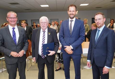 Als Helmut Spiegel (Zweiter von links) das Bundesverdienstkreuz erhält, gratulieren ihm nicht nur CDU-Bundestagsabgeordneter Gunther Krichbaum, Landrat Bastian Rosenau und Bürgermeister Helge Viehweg (von links), sondern auch zahlreiche Weggefährten.