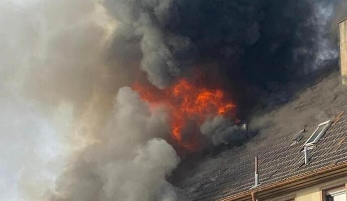 Einer der spektakulärsten Einsätze der Königsbach-Steiner Wehr im vergangenen Jahr ereignete sich im Februar: In der Bleichstraße brannte eine an ein Wohnhaus angebaute Scheune. Das Feuer breitete sich schnell aus, weil Benzinkanister explodierten und sich altes Stroh auf dem Dachboden befand. Insgesamt waren elf Feuerwehrfahrzeuge eingesetzt, auch aus Birkenfeld und Mühlacker, zudem Kräfte vom Roten Kreuz und der Polizei – insgesamt 90 Personen. Am Folgetag rückten Feuerwehr und THW noch mal aus, weil sich das Stroh wieder entzündet hatte.