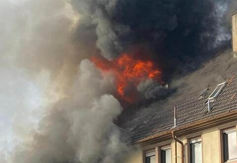 Einer der spektakulärsten Einsätze der Königsbach-Steiner Wehr im vergangenen Jahr ereignete sich im Februar: In der Bleichstraße brannte eine an ein Wohnhaus angebaute Scheune. Das Feuer breitete sich schnell aus, weil Benzinkanister explodierten und sich altes Stroh auf dem Dachboden befand. Insgesamt waren elf Feuerwehrfahrzeuge eingesetzt, auch aus Birkenfeld und Mühlacker, zudem Kräfte vom Roten Kreuz und der Polizei – insgesamt 90 Personen. Am Folgetag rückten Feuerwehr und THW noch mal aus, weil sich das Stroh wieder entzündet hatte.