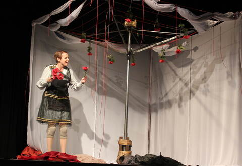 Eine Wäschespinne diente Petra Ehrenberg als einzige Requisite, um die sie beim Erforschen der verschiedenen Seelenzustände mäandert.