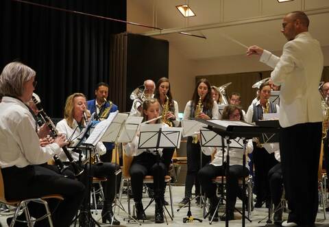 Eine volle Bühne: So sieht es aus, wenn die Musikvereine aus Kieselbronn und Ugchelen unter der Leitung von Michel Jalink gemeinsam auftreten.
