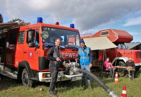 Über die Gemeinschaft beim „Signallichttreffen“ in Niebelsbach freute sich Initiator Tobias Kreiner (Mitte) im Gespräch mit den Teilnehmern Sascha Meyer (von links), Bärbel Wagner und Lars Würfel.