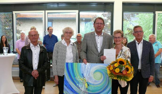 Silvia Günter-Roth (zweite von rechts) freut sich über die Urkunde und die Präsente. Foto: Dietrich Silvia Günter-Roth (zweite von rechts) freut sich über die Urkunde und die Präsente. Foto: Dietrich
