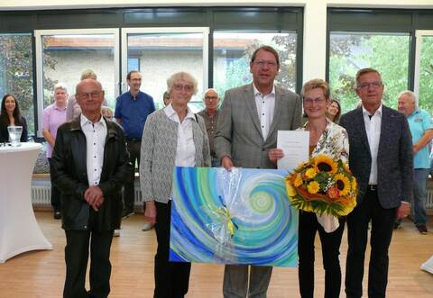 Silvia Günter-Roth (zweite von rechts) freut sich über die Urkunde und die Präsente. Foto: Dietrich