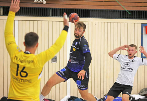 Als treffsicher erwies sich Sebastian Pfisterer (rechts) vom TB Pforzheim beim Sieg gegen den TV Ispringen II mit Torhüter Anton Smirnow.