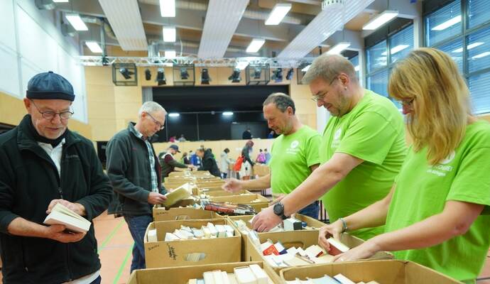 Sorgen für Ordnung: Während die Besucher stöbern, kümmern sich Felix Ams, Peter Asmuth und Isabell Sartissohn (grüne T-Shirts, von links) um einen reibungslosen Ablauf.