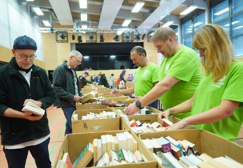 Sorgen für Ordnung: Während die Besucher stöbern, kümmern sich Felix Ams, Peter Asmuth und Isabell Sartissohn (grüne T-Shirts, von links) um einen reibungslosen Ablauf.