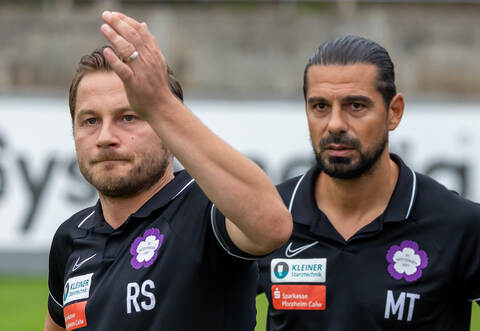 Mussten beim FC Nöttingen ihre Sachen packen: Trainer Reinhard Schenker (links) und Co-Trainer Metin Telle.